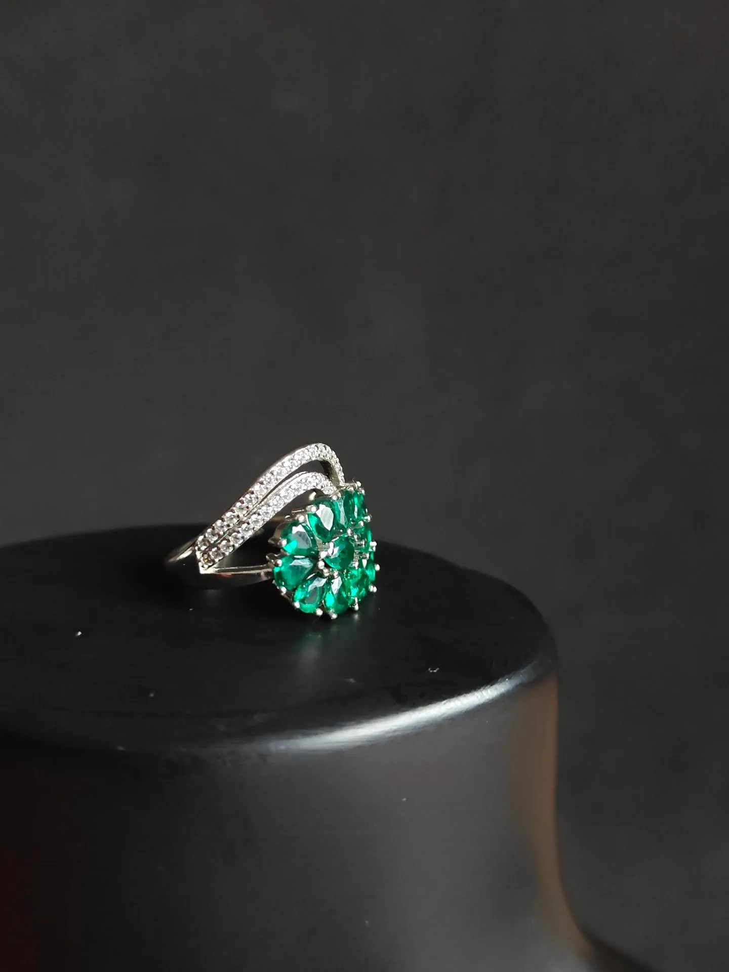 Zooming Emerald Bloom Cluster Ring - Image 2