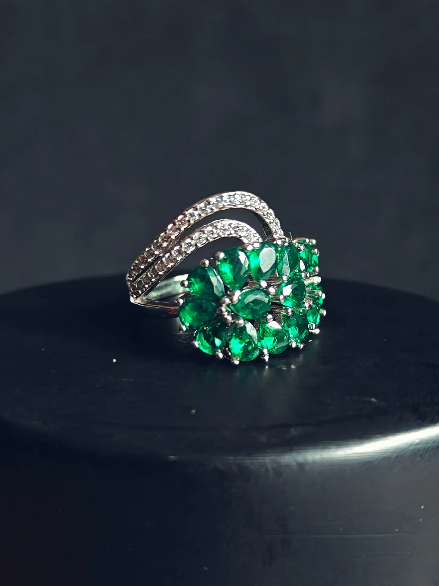 Zooming Emerald Bloom Cluster Ring