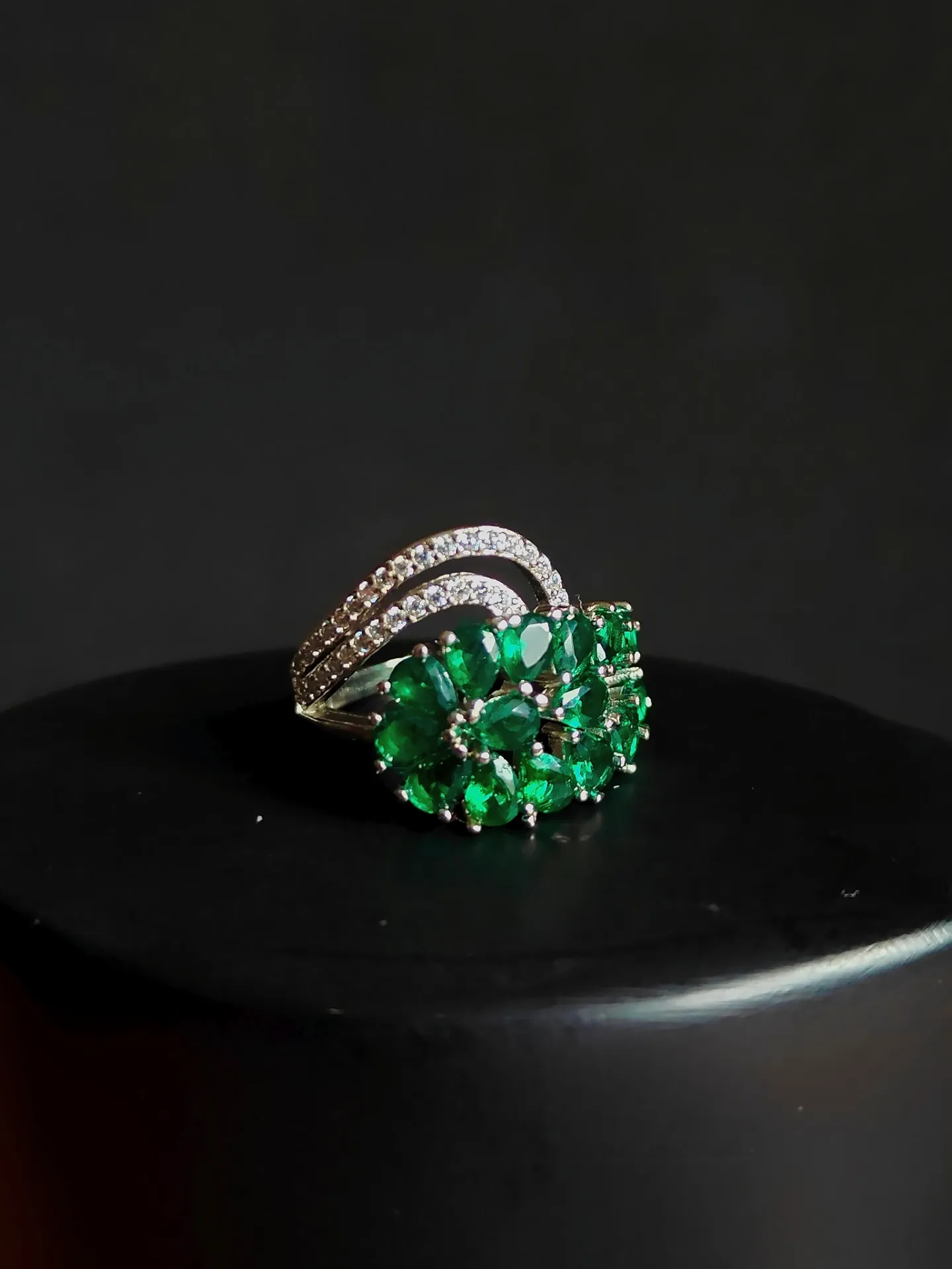 Zooming Emerald Bloom Cluster Ring - Image 3