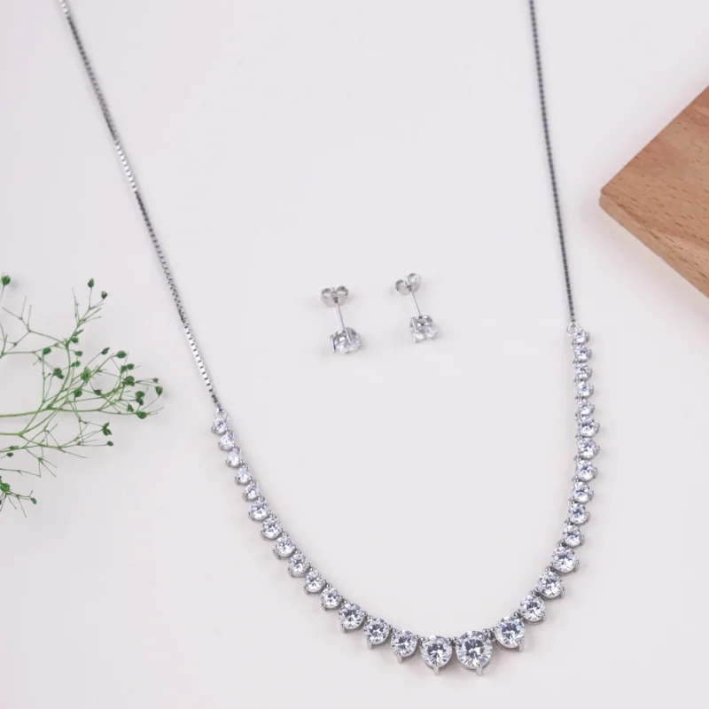 Glimmering Solitaire Necklace (Silver)