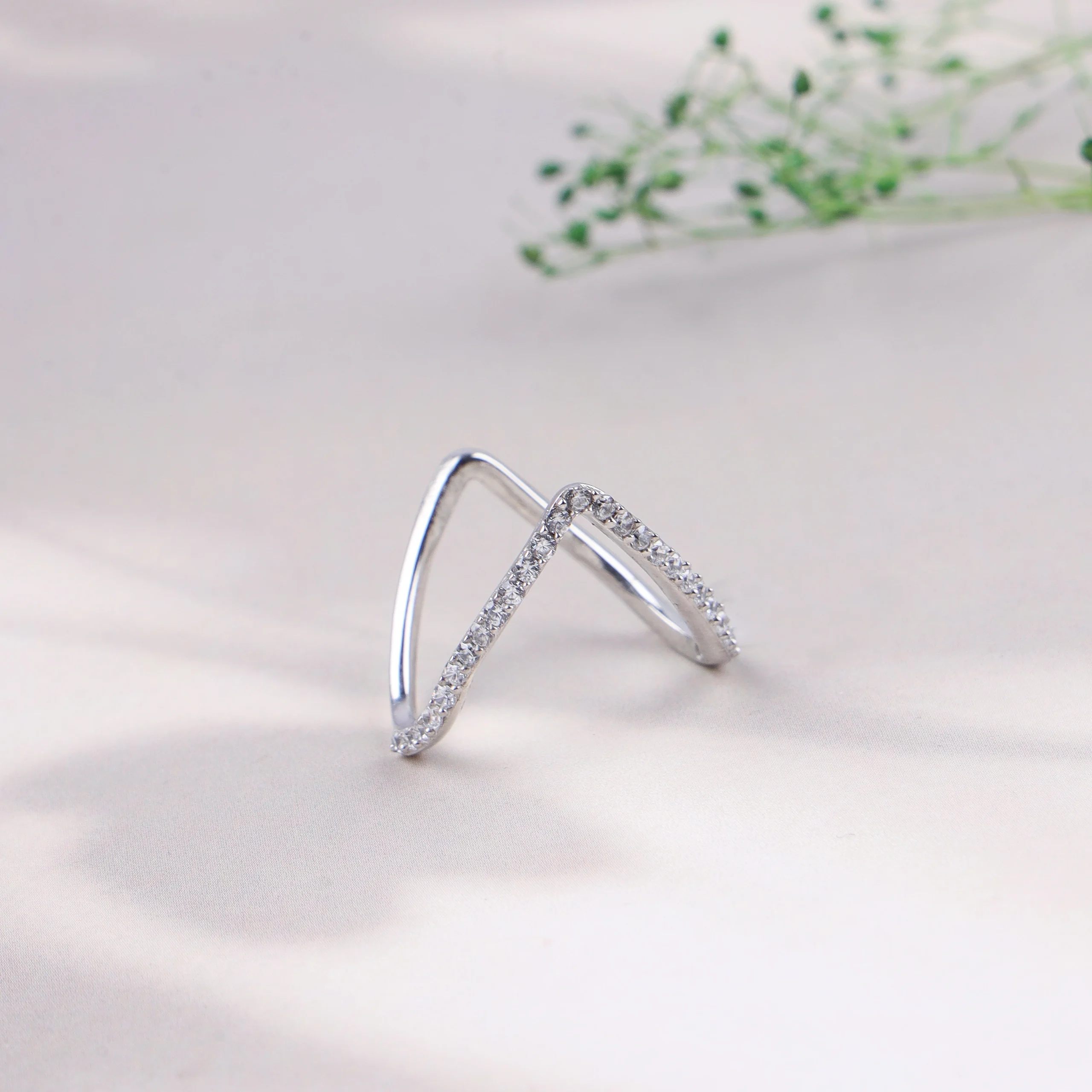 The Radiant V Ring (Silver)