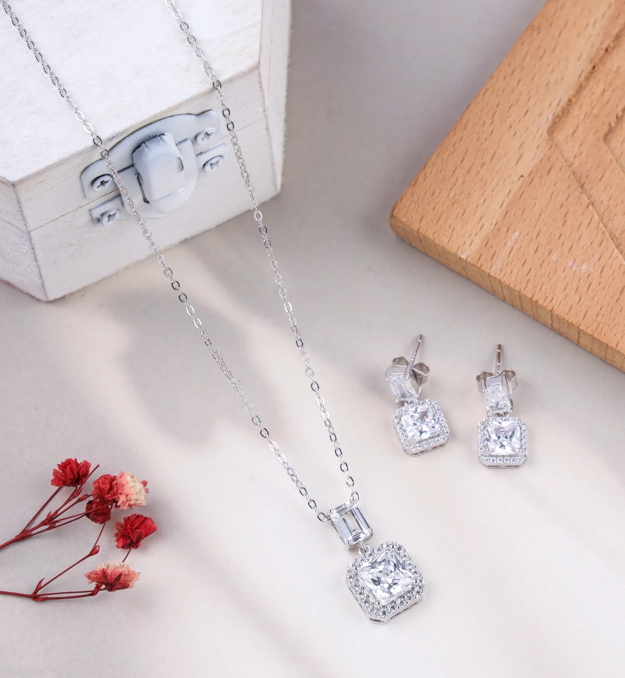 Luxe Cushion Cut Solitaire Set (Silver)