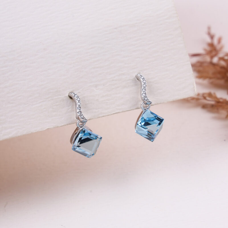 The Frozen Cube Dangles